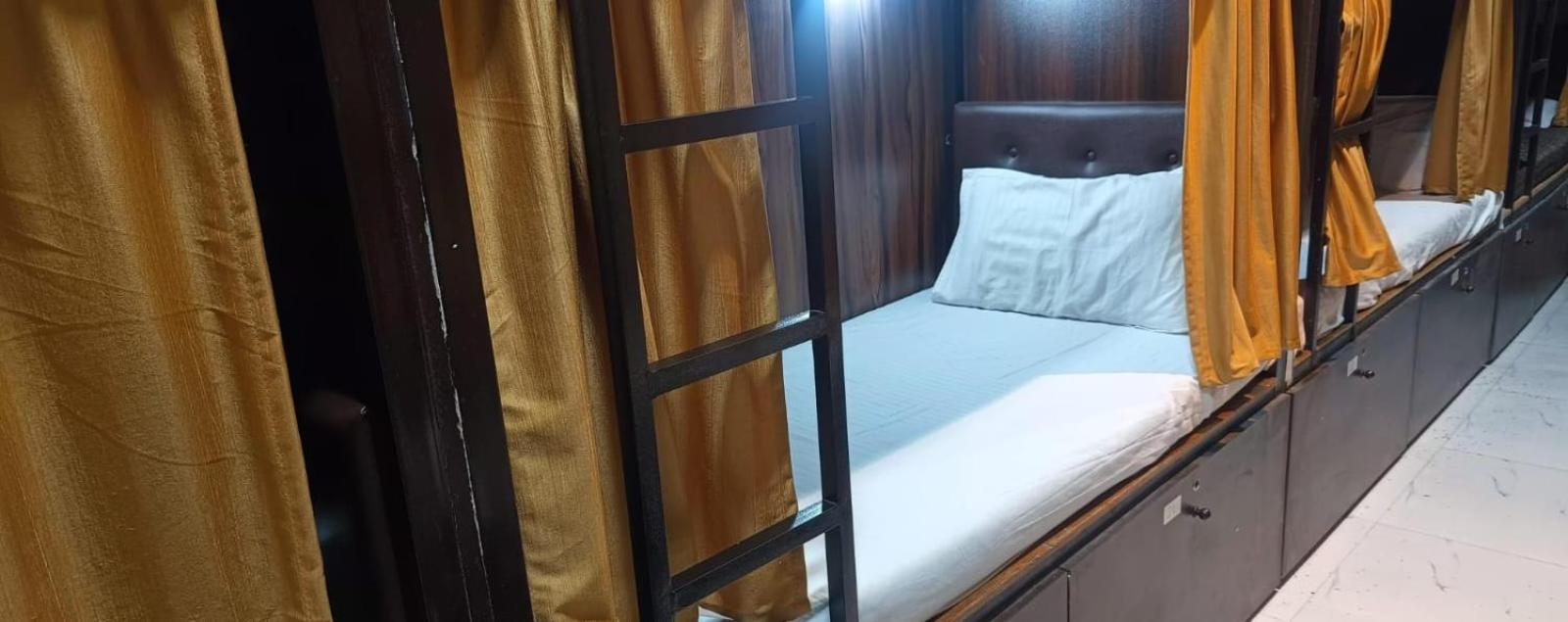 Golden View Dormitory Hotel Mumbai Exterior photo