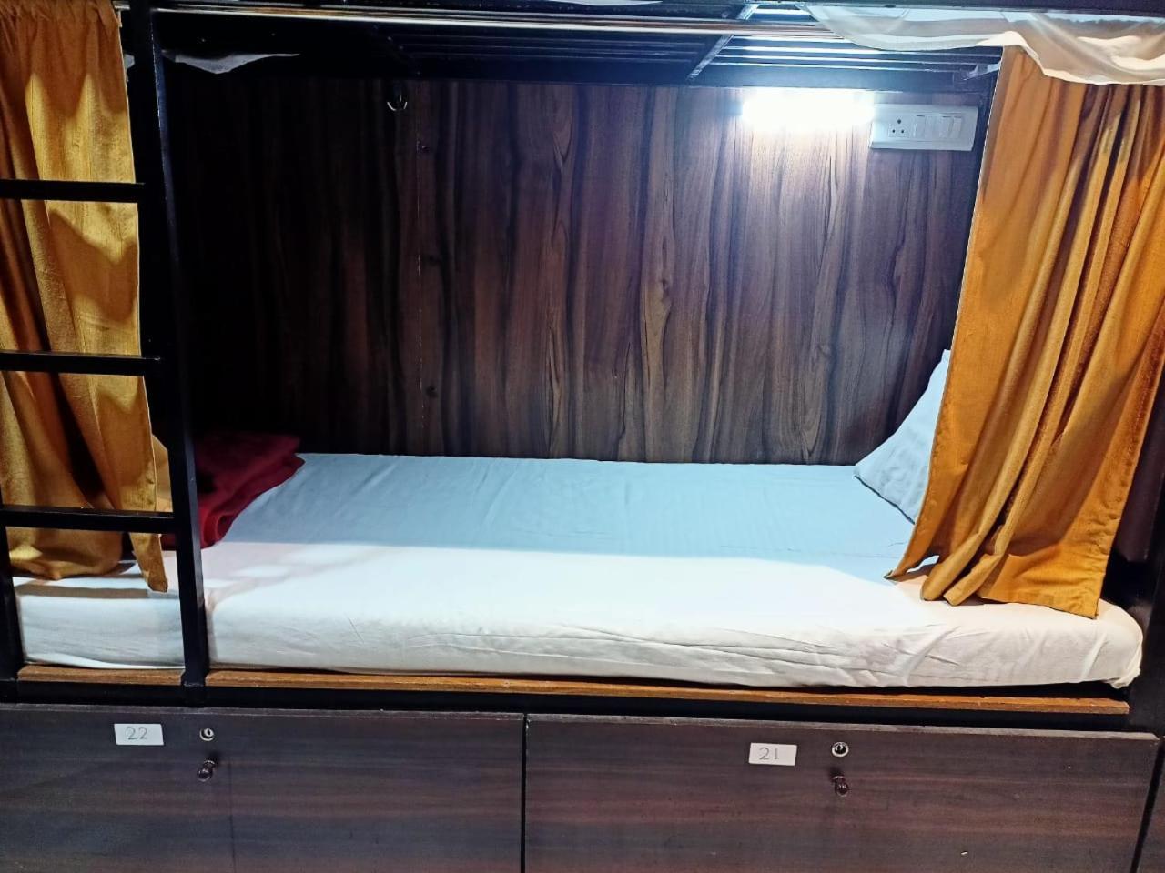 Golden View Dormitory Hotel Mumbai Exterior photo