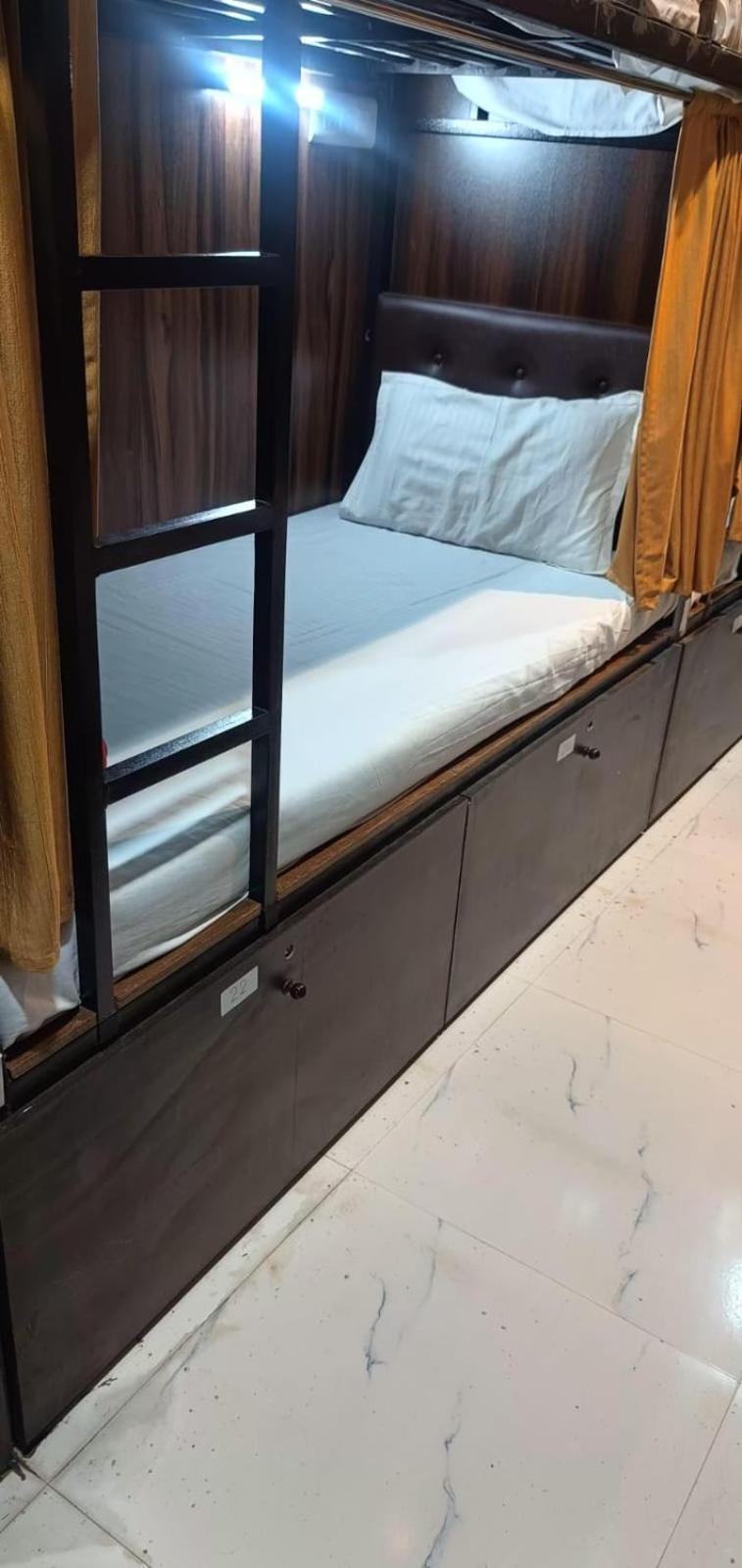 Golden View Dormitory Hotel Mumbai Exterior photo
